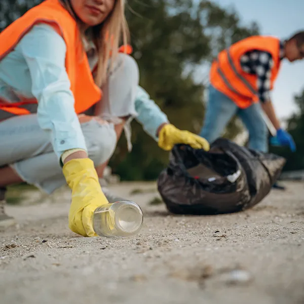 a-volunteers-collects-garbage-on-a-muddy-beach-2025-03-18-21-33-04-utc-68a2dcdad8589